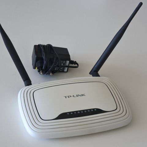 God TP-Link WiFi router med Wireless N 300Mbps