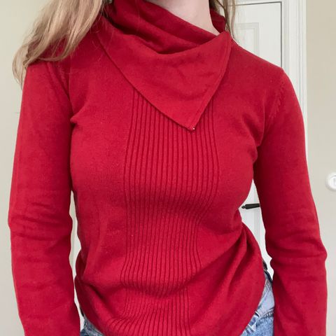 Rød, høyhalset genser