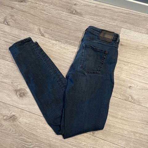 NYPRIS Jeans fra Acne, modell Climb Blue Black, str 28/34