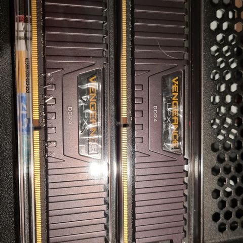 RAM Corsair Vengeance LPX DDR4 2400