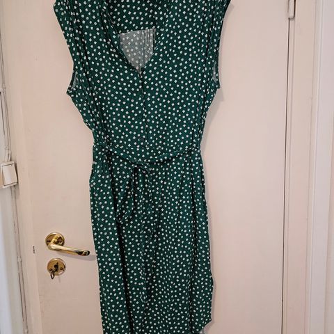 Grønn kjole med hvite prikker xl
