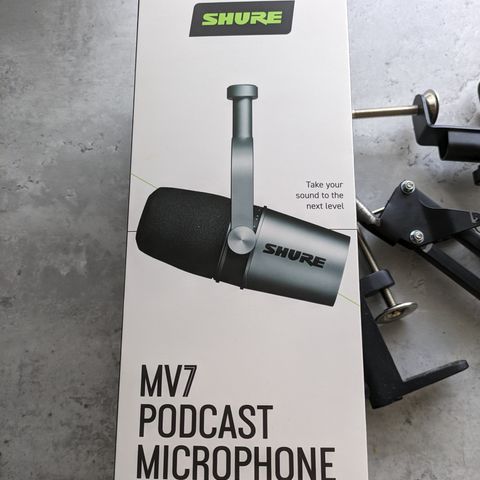 Nesten ny Shure MV7 podcast mikrofon med utstyr