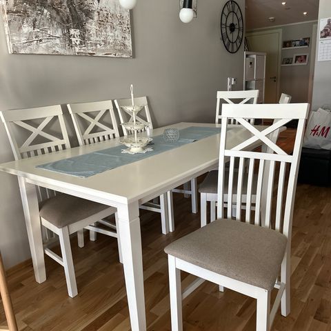 Spisebord med seks stoler og innleggsplate på 48 cm