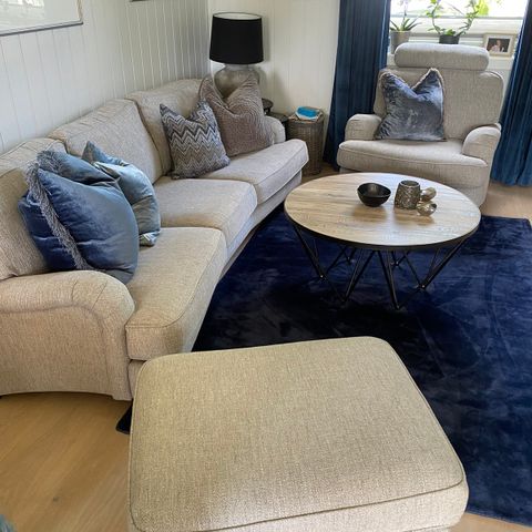 Sofa 3 seter, stol og puff m/duntopp fra Bohus. Lindø teppe blå 160x230.