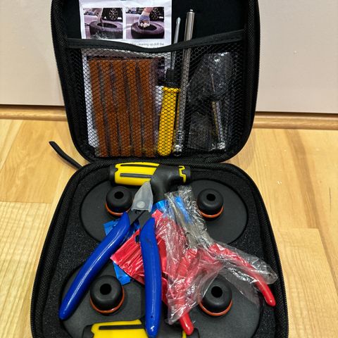 4 Jack Pads for Tesla Model 3/Y/S/X og pluggeverktøy i praktisk oppbevaringsboks