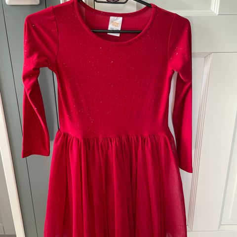 Rød kjole med litt glitter Str 122/128