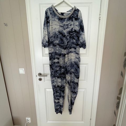 Nydelig silke jumpsuit selges