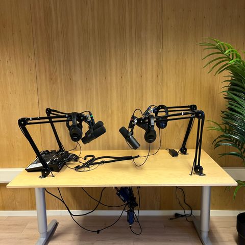 Podcastustyr med hev/ senk bord