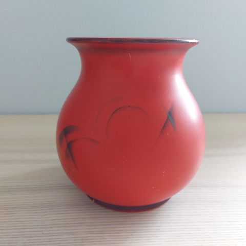 Stor vase. Egersund Savoya (?). Rød med svart dekor