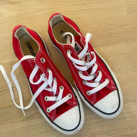 Røde, ubrukte Converse-sko