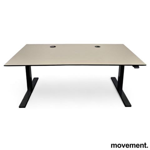 8 stk Skrivebord med elektrisk heve-senkefunksjon fra Holmris B8, 160x80, pent b