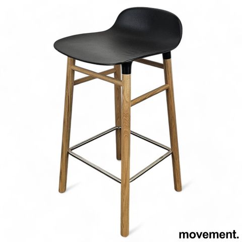 2 stk Normann Copenhagen barstol, modell Form, sort sete / eik understell, sitte
