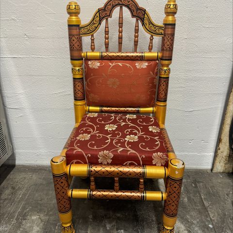 Spesial designet stol med gull detaljer - Mandap stol - møbler Fra EM Drift AS