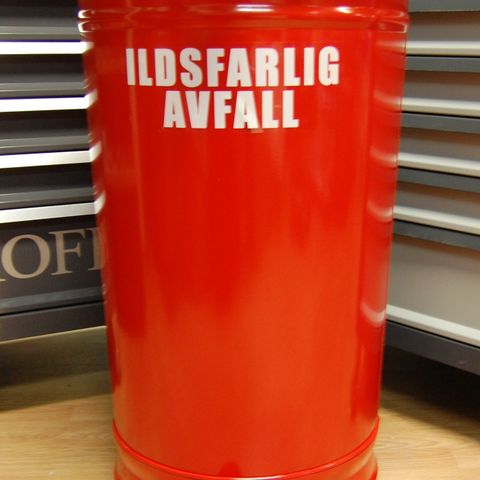 Avfallsbeholdere for brannfarlig avfall.