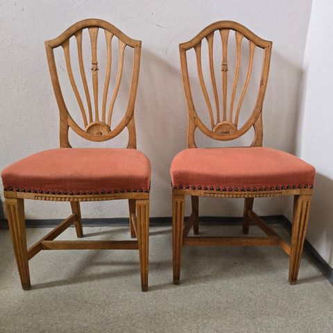 To originale stoler 1700-tallet.