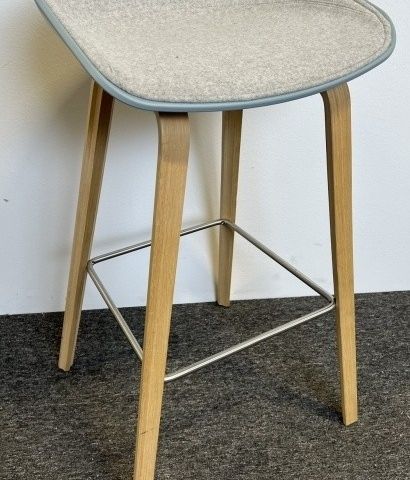 Barkrakk / barstol Hay About a stool i lys blå med lyst grått trekk / eik, sitte