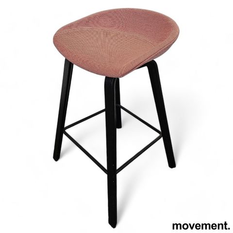 2 stk Barkrakk fra HAY, About a stool, sete i rosa stoff, understell i sortlakke