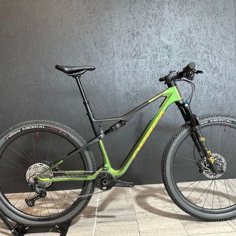 Orbea Oiz M30 med Unaas karbonhjul