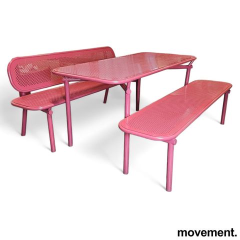Utemøbler: Et sett med sittebenker og bord fra Vestre for offentlig miljø i rosa