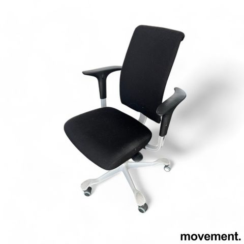 Håg H05 5500 kontorstol i sort stoff med høy rygg og armlener, pent brukt