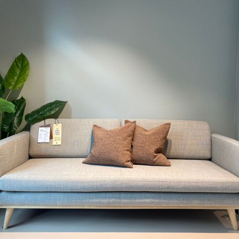 Johan 3 seter sofa, utstillingsmodell selges rimelig fra butikken i Sandvika