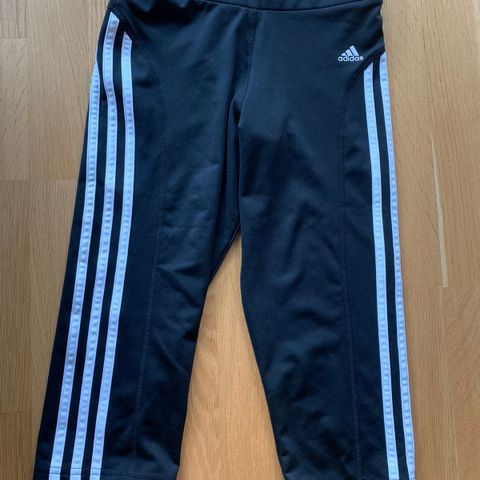 Lite brukt capri tights fra Adidas, som ny, str 152. kr 200