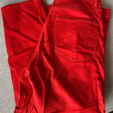 Rød jeans