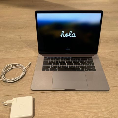 Macbook Pro 15.4 Tommer I9 2019 Touchbar 512GB (NYPRIS 36.000 NOK!)