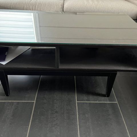 Sofabord/Salongbord med hyller under og glass plate