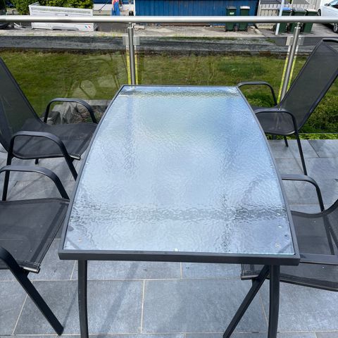Glassbord med 4 stoler, hage/terrasse møbler i metall