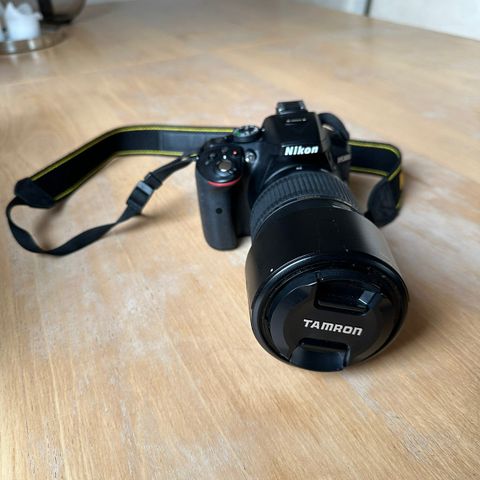 Speilreflekskamera Nikon D5300 med objektiv og kameraveske