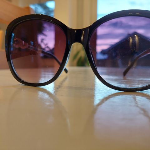 Vakre solbriller med detaljer