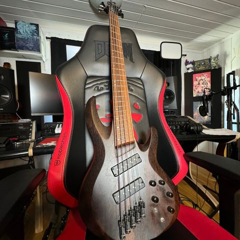 LTD B-1005 Multi-Scale bass - som ny!