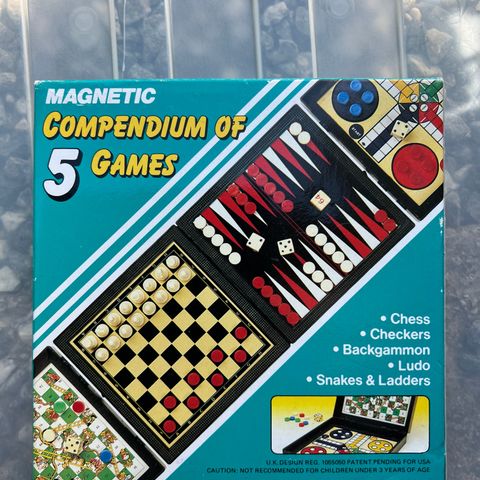 Lite brettspill: Magnetic compendium of 5 games