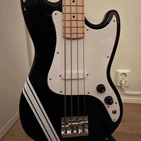 Squier Sonic Bronco bass med flatwounds selges!