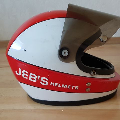 Jebs formel 1 hjelm fra ca. 1975-1980 selges som sjeldent samleobjekt.