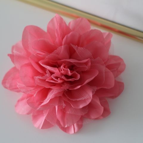 Ubrukt hårspenne med blomst, i rosa