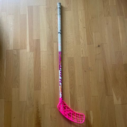 Salming xshaft kickzone tipcurve 3° kølle til innebandy selges. Venstrefatning.