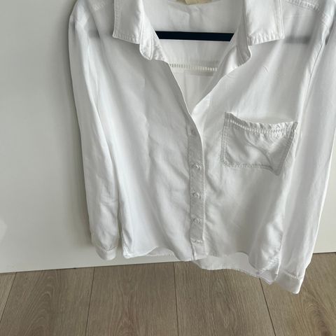 Hvit bluse/skjorte med blonder