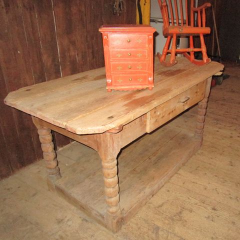 Antikk bord. Balusterbord fra 1700 tallet.