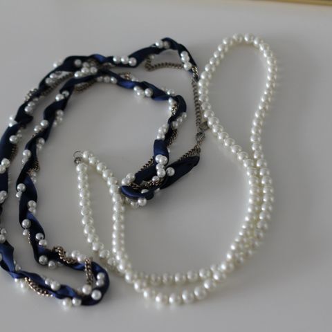 Halskjeder med kunstige perler, med blå satin bånd