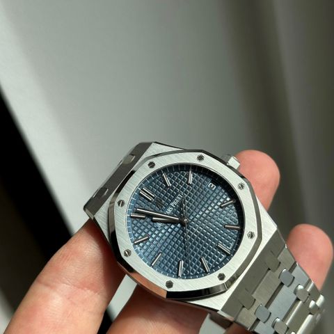 Audemars Piguet Royal Oak 15500ST.OO.1220ST.01. Nylig service og mva ok.