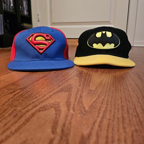 Batmann og superman caps selges.