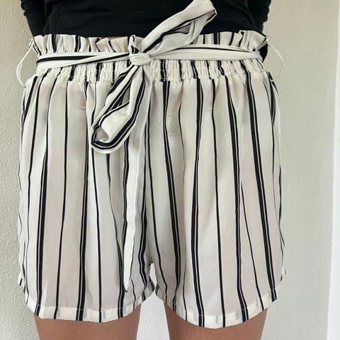 Shorts, hvit med sorte striper