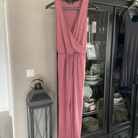 Pudder rosa buksedress fra Fashionnova i str. Medium