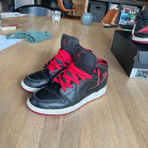 Jordan 1 mid