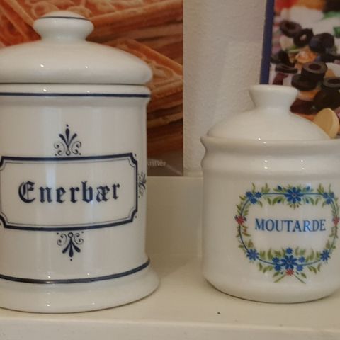 Krukke i porselen med "Enerbær" (Einebær) + "Moutard" (sennep) . trnd