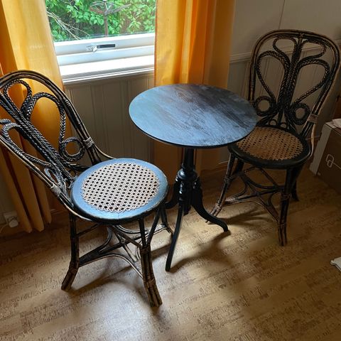 Gamle rottingstoler med passende bord