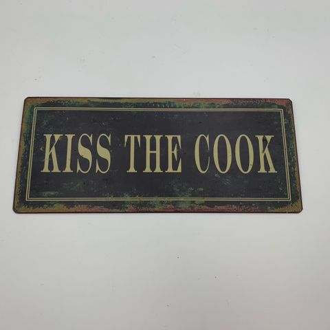 Skilt i retro still kiss the cook