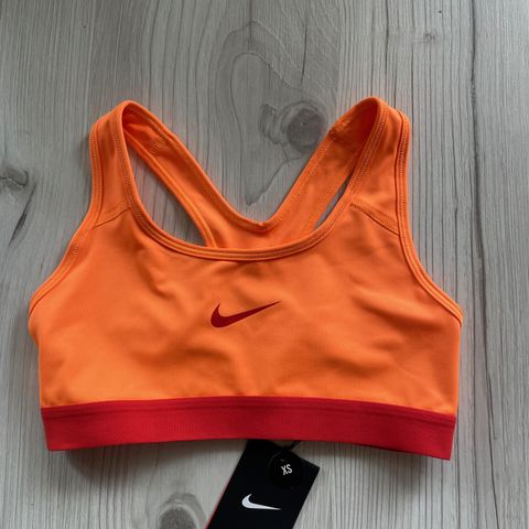 Ny orange Nike topp i XS.